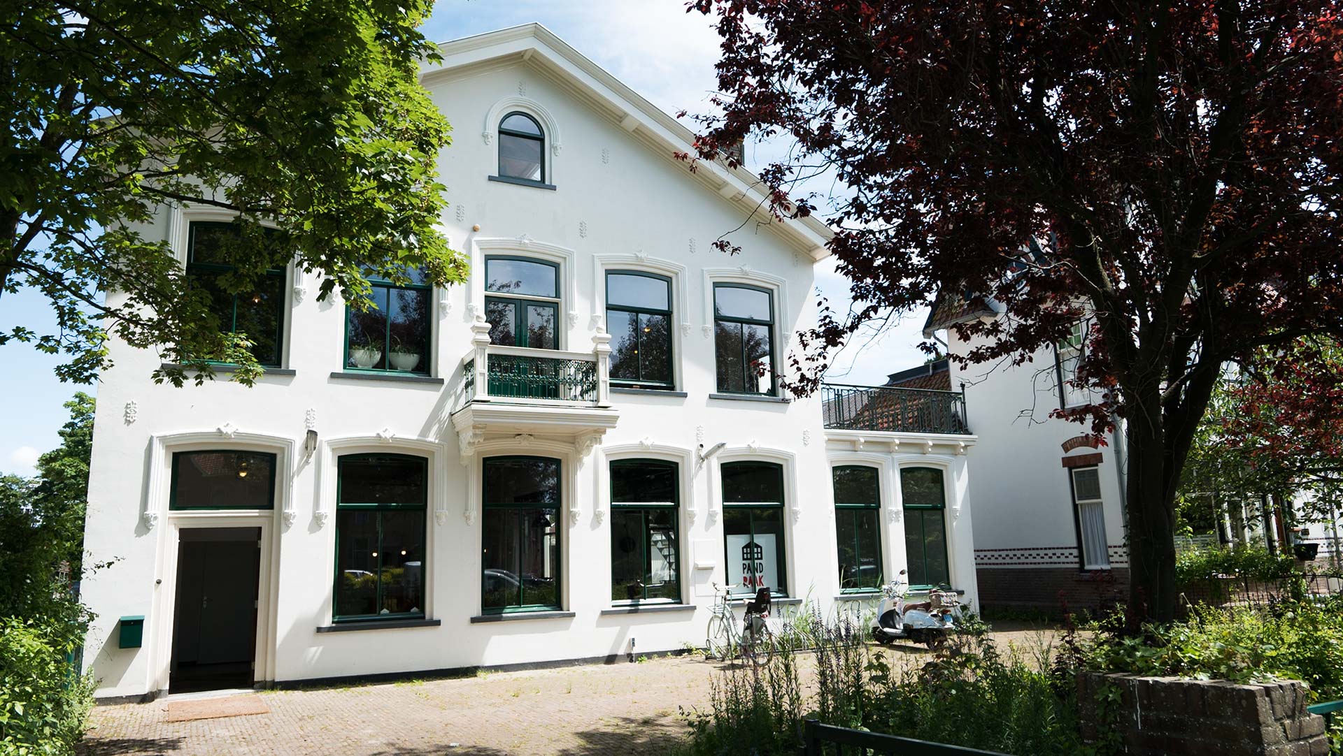Pand Raak aan de Laan in Schagen verhuurt kantoorruimte, vergaderzalen en flexplekken.