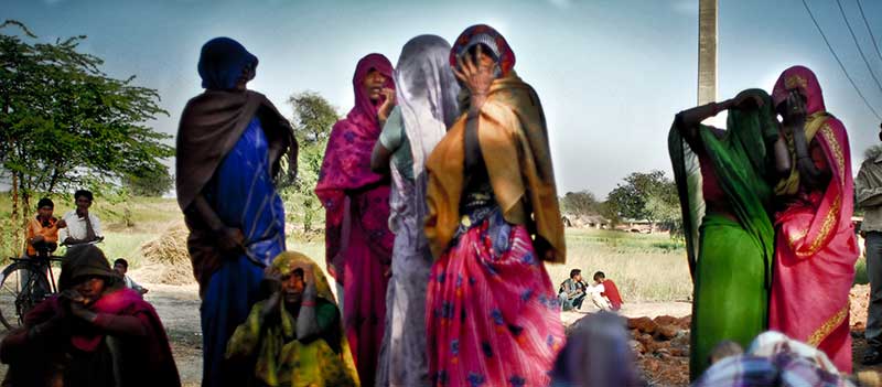 Gulabi gang fighting for women's rights and against violence