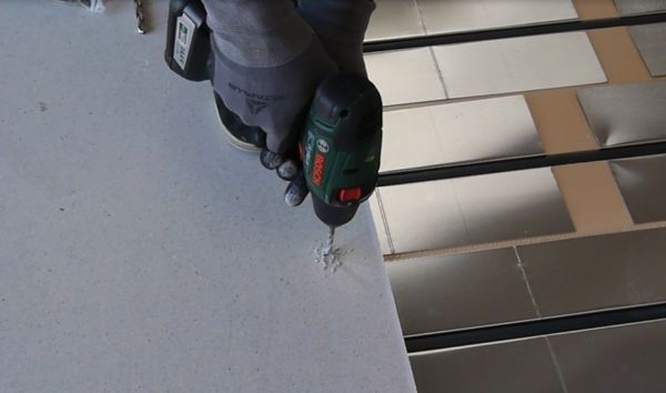 perçage chape sèche plancher chauffant Caleodur