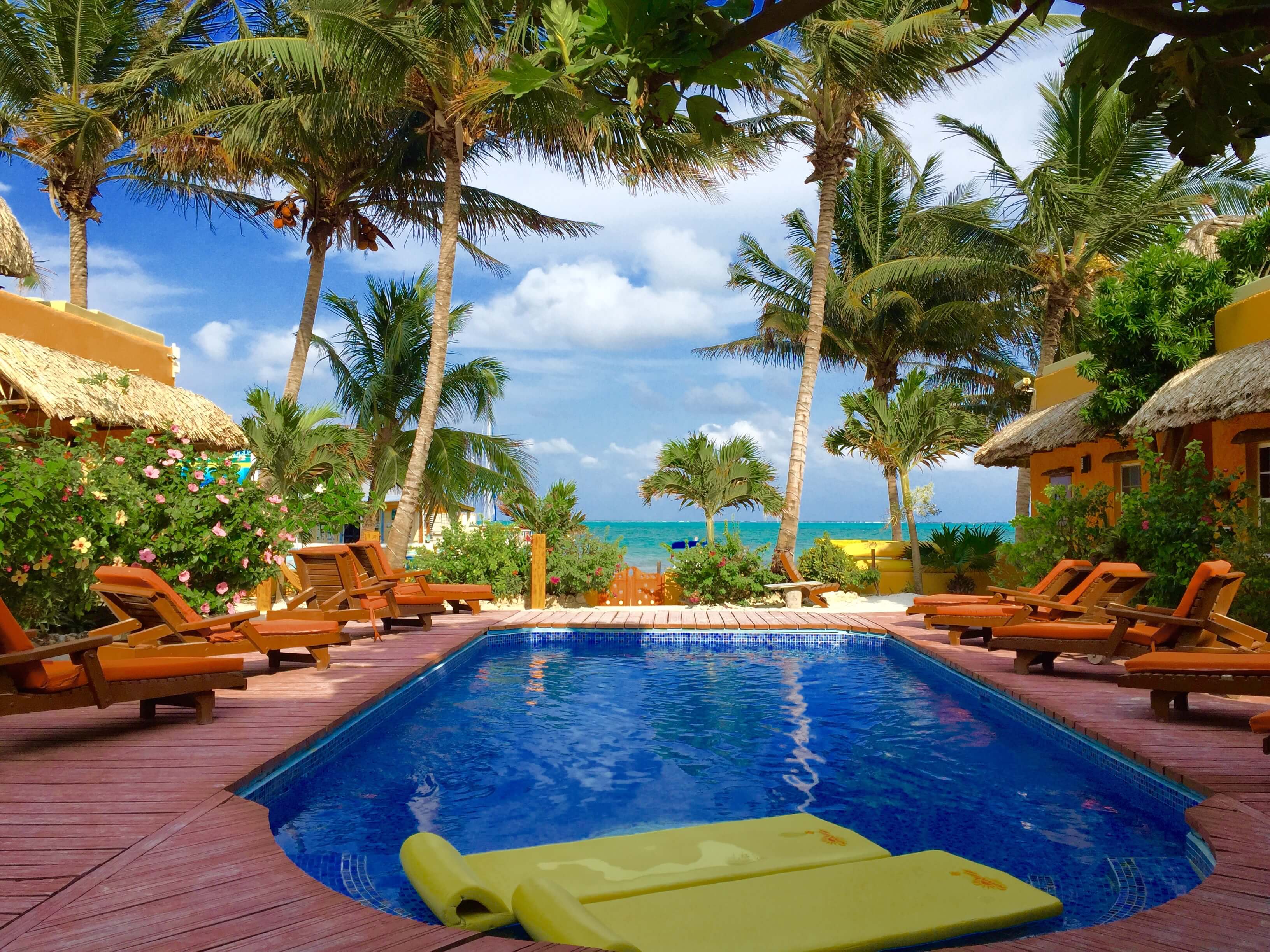 blog-you-better-belize-it-hotel-pool