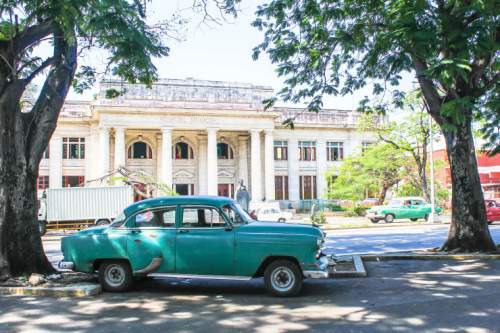 blog-Everything-You-Need-to-Know-to-Visit-Havana-Cuba-classic-car-at-hospital