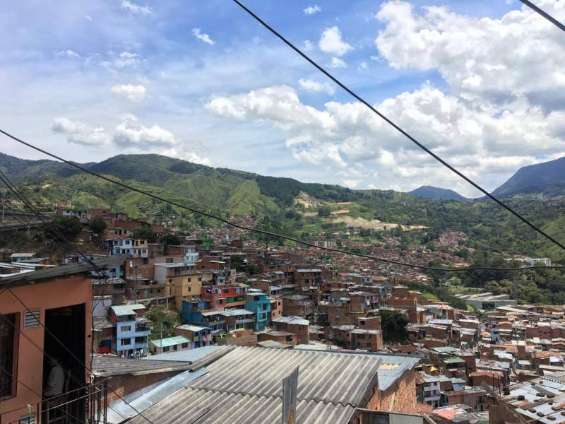 under30experiences-blog-15-dos-and-don'ts-while-traveling-in-medellin-metrocable-santo-domingo