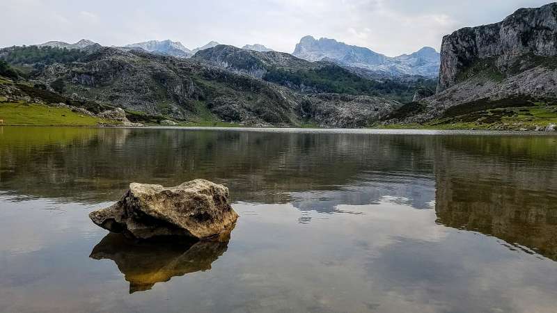 under30experiences-group-travel-blog-for-millennials-embrace-the-uncertainty-of-solo-travel-spain-lake