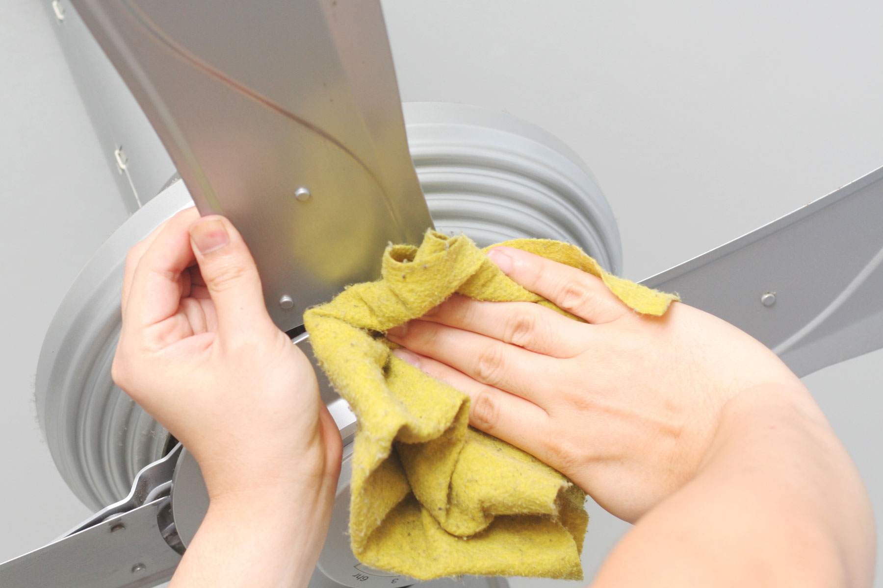wiping ceiling fan