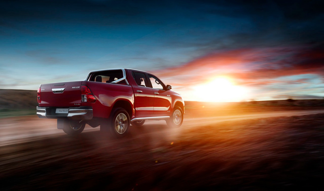 giá xe Toyota Hilux mới