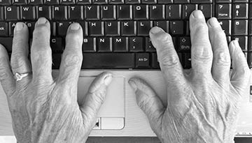 arthritic-hands-on-keyboard-image