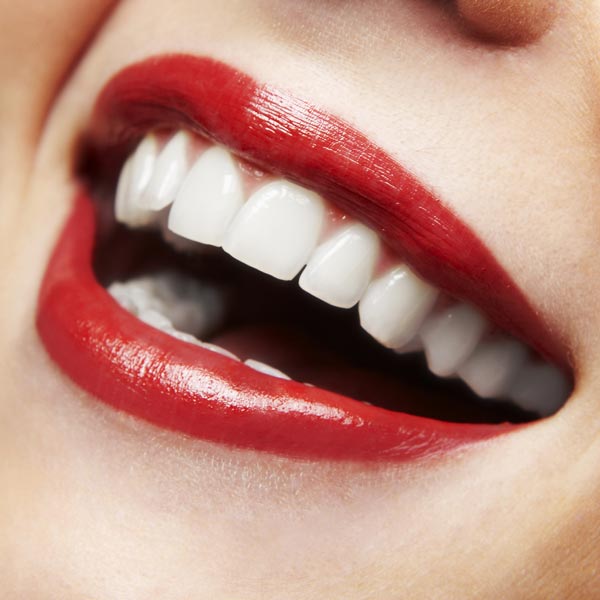 Mit Zahnaufhelling und Zahn Bleaching erreichen Sie bis zu 16 Stufen hellere Zähne in wenigen Minuten! Ganz ohne Peroxide oder sonstige Schadstoffe. Zahnaufhellung ohne Schmerzen.