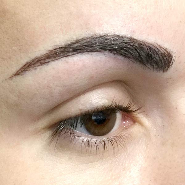 Microblading PMU, Permanent make up behandlung, für täuschend echte Augenbrauen dank der Diamantklinge gelingen natürlichere Formen und Schwünge