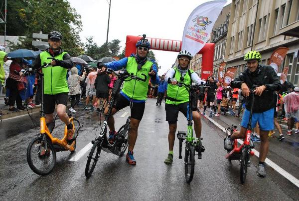 Cyclistes de Run Go Fit, clubs locaux et/ou véhicules électriques