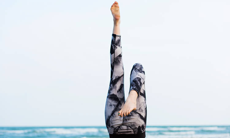 raw_pixel_yoga_girl_beach