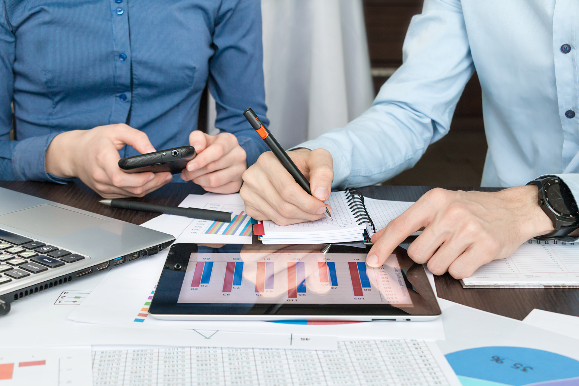 setting content marketing goals in a meeting