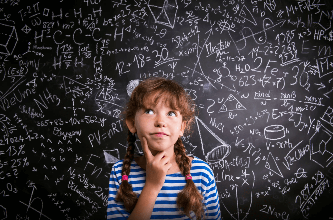 Garota pensatova com problemas matemáticos atrás