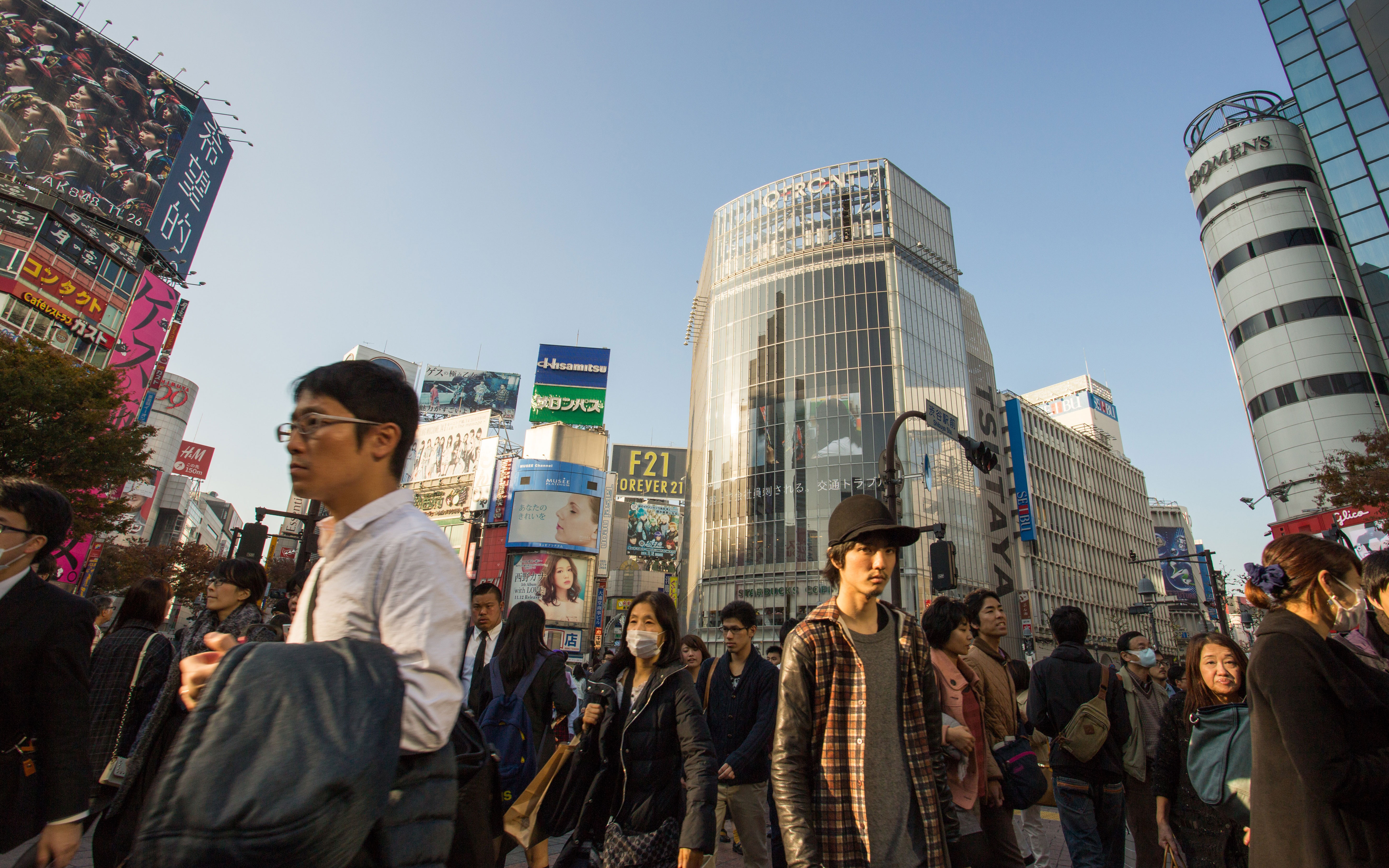 Multidão em rua do Japão