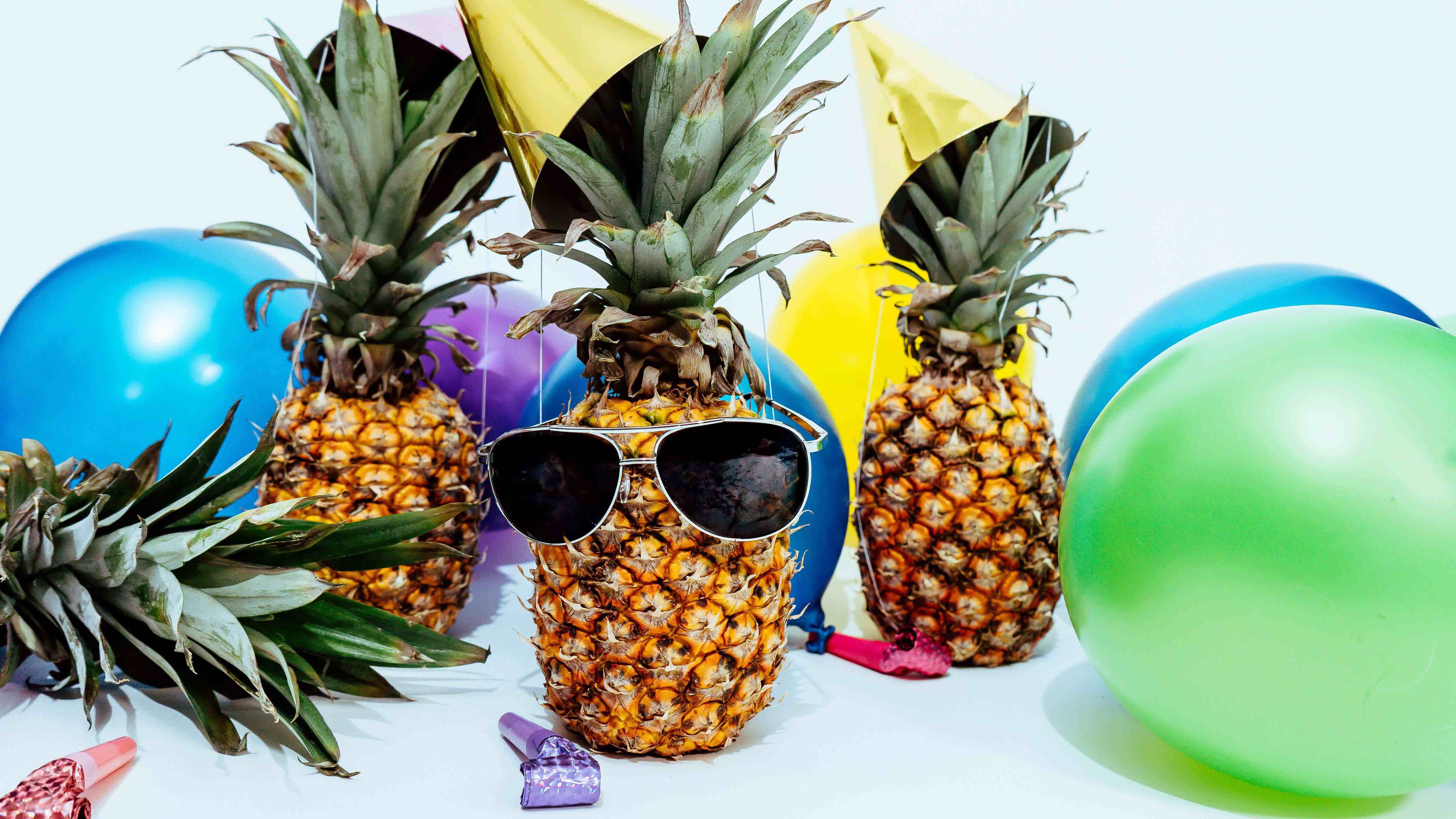 Abacaxis festeiros comemorando