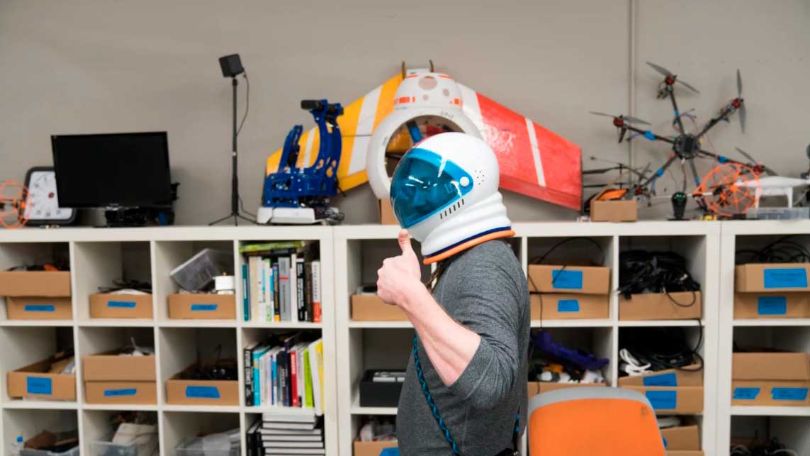 Homem com capacete de astronauta