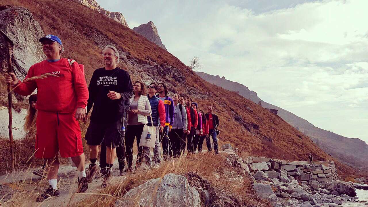 Caminhada na beira do rio