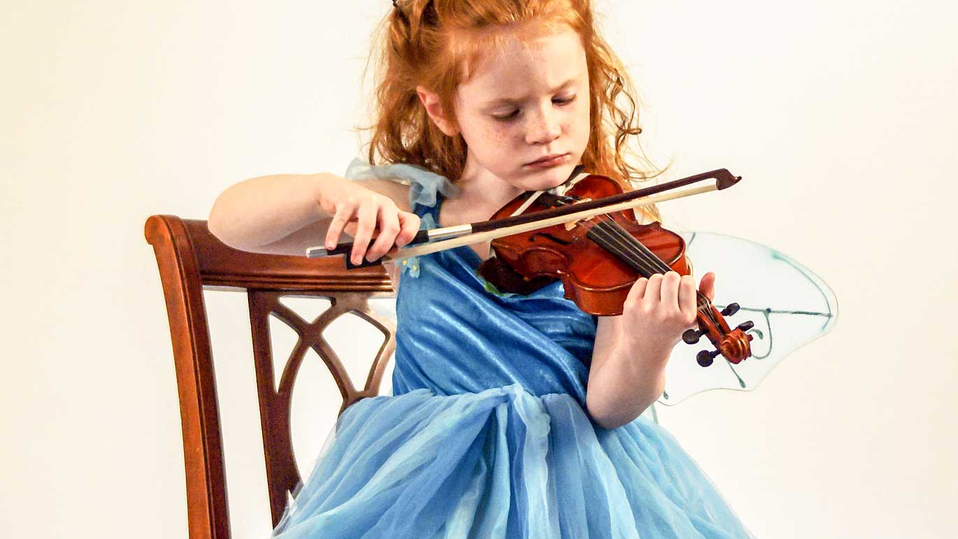 Garotinha tocando violino
