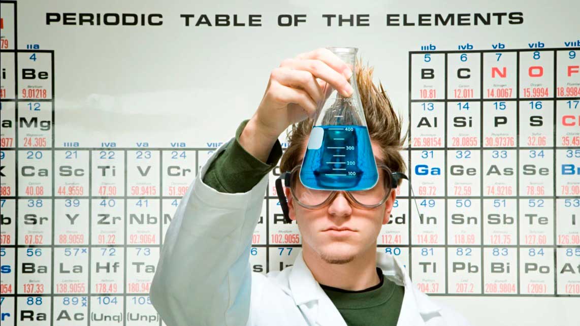 Cientista com becker na mão