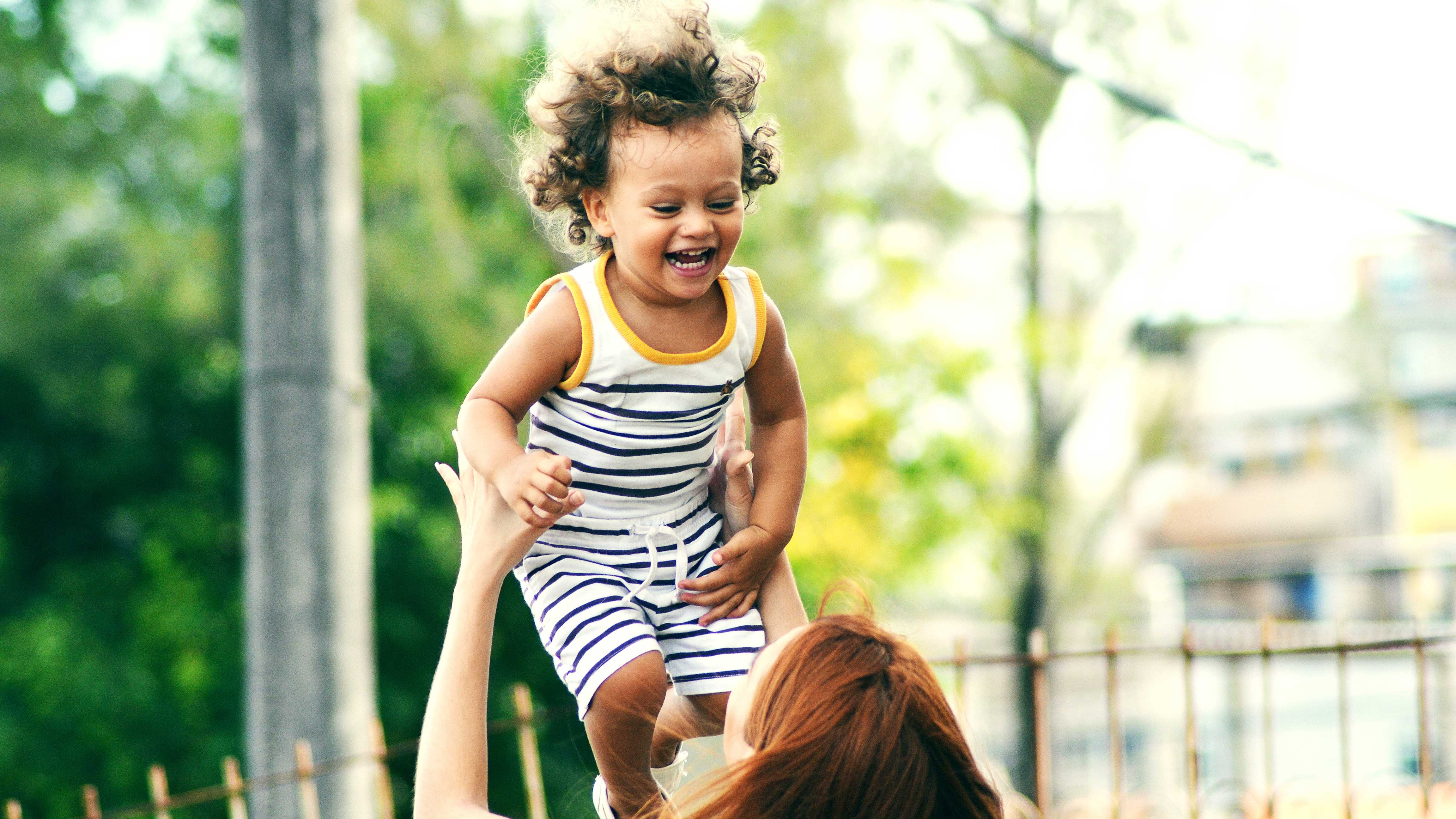 Menino brincando com a mãe